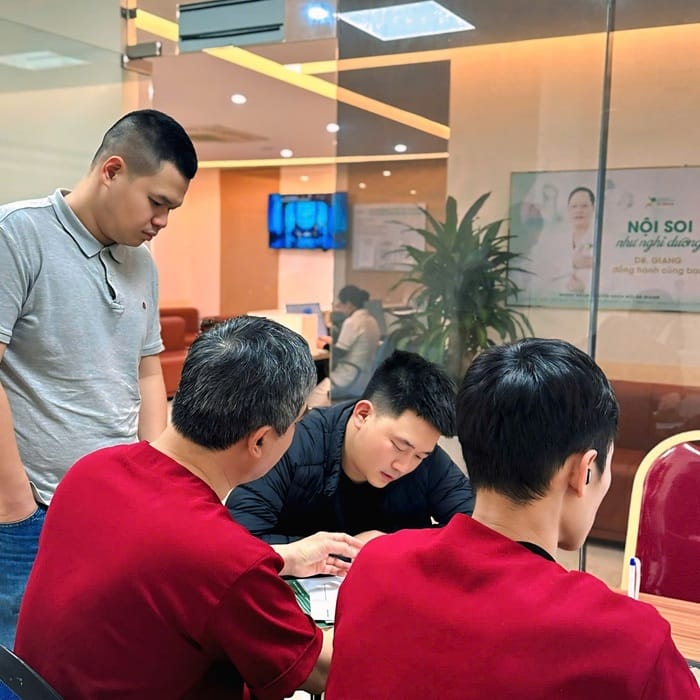 Tư vấn kỹ lưỡng cho khách hàng trước khi nội soi dạ dày tại PKNS Dr.Giang