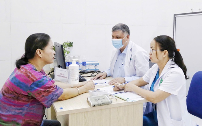 Bác sĩ tư vấn trước khi nội soi dạ dày gây mê