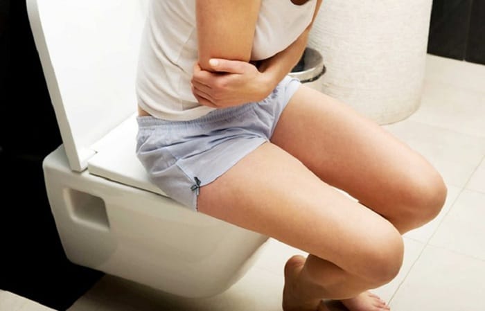 Tiêu chảy, táo bón kéo dài là triệu chứng viêm đại tràng thường gặp