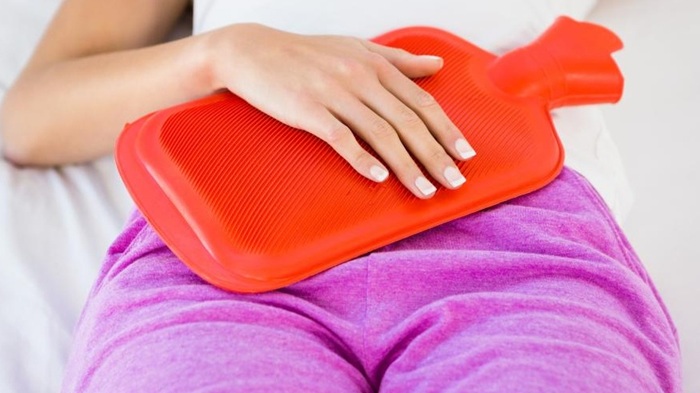 Chườm ấm vùng bụng để giảm triệu chứng co thắt đại tràng