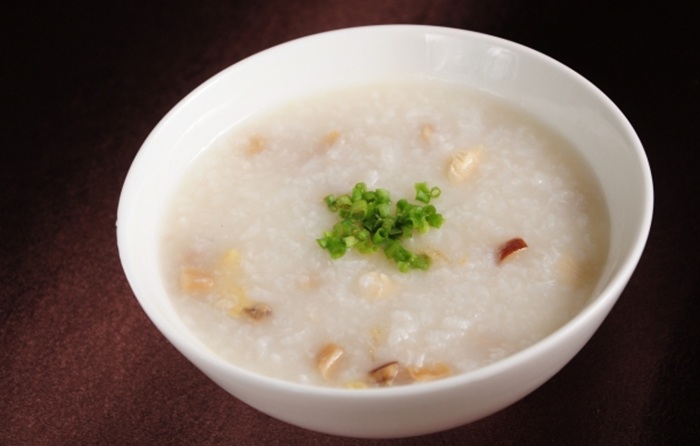 Sau nội soi đại tràng có thể ăn cháo loãng dễ tiêu hóa để hồi phục cơ thể