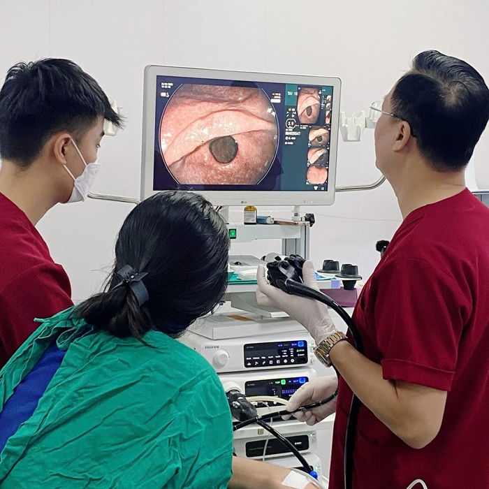 Bác sĩ trực tiếp nội soi an toàn, đảm bảo kết quả chính xác