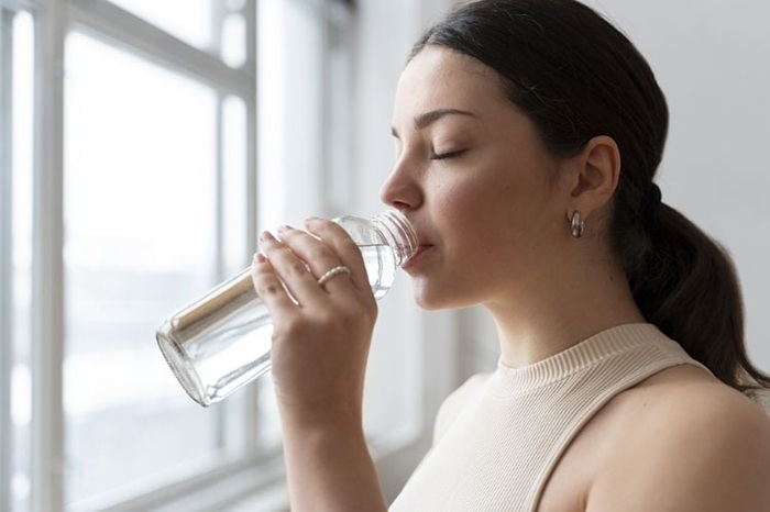 Uống đủ nước mỗi ngày để hạn chế nứt kẽ hậu môn