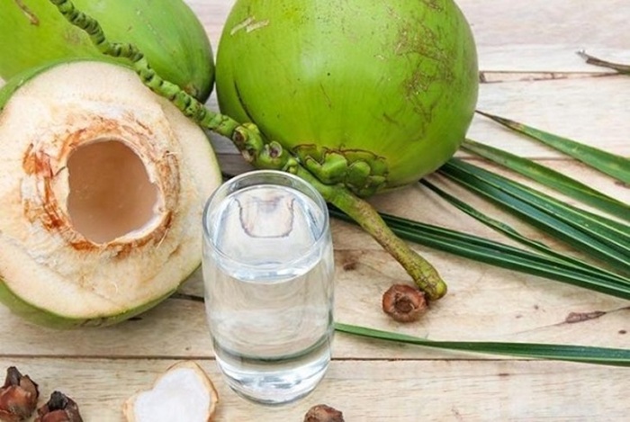 Có thể uống nước dừa với lượng vừa đủ để hạn chế trào ngược dạ dày