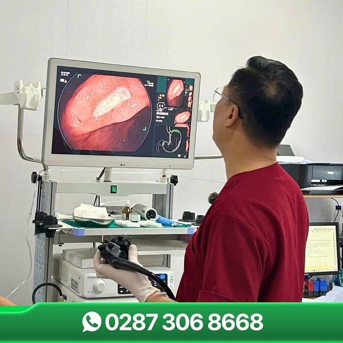 Thăm khám và nội soi để bác sĩ lên phác đồ điều trị phù hợp