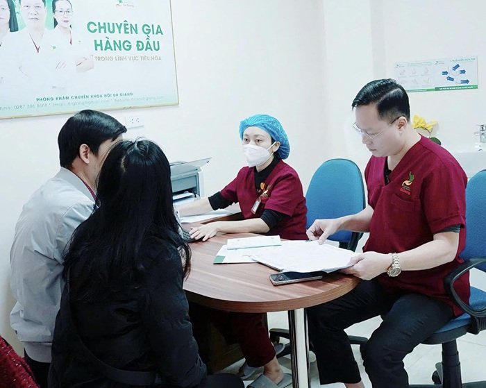 Bác sĩ tư vấn chi tiết để điều trị viêm trực tràng ở Dr.Giang