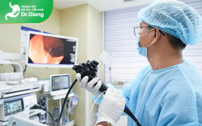 Khám trực tràng kỹ thuật số chẩn đoán bệnh trĩ