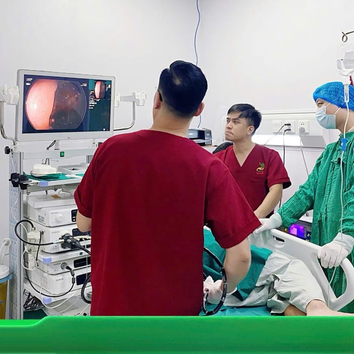 Bác sĩ Giang trực tiếp nội soi đại tràng an toàn, đảm bảo kết quả chuẩn xác