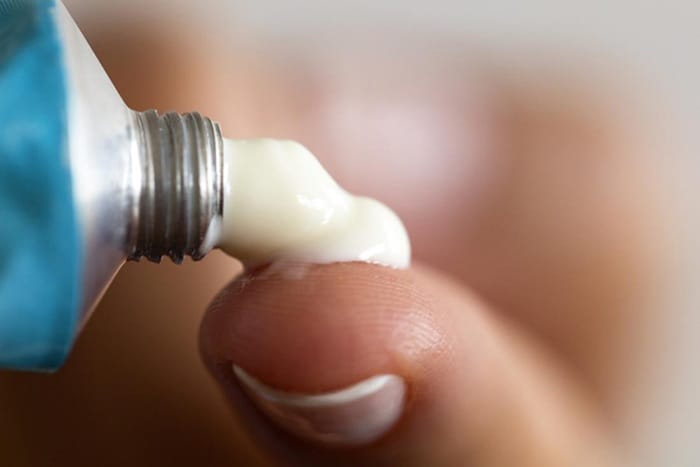 Sử dụng thuốc bôi để điều trị nứt kẽ hậu môn