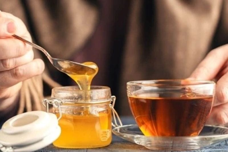 Uống mật ong trước bữa ăn giúp kiểm soát dịch vị axit trong dạ dày