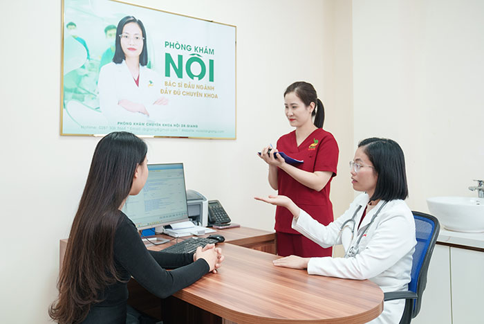 Khách hàng được tư vấn và hướng dẫn chi tiết