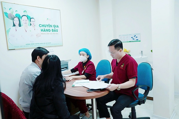 Dr Giang trực tiếp thăm khám và tư vấn cho người bệnh