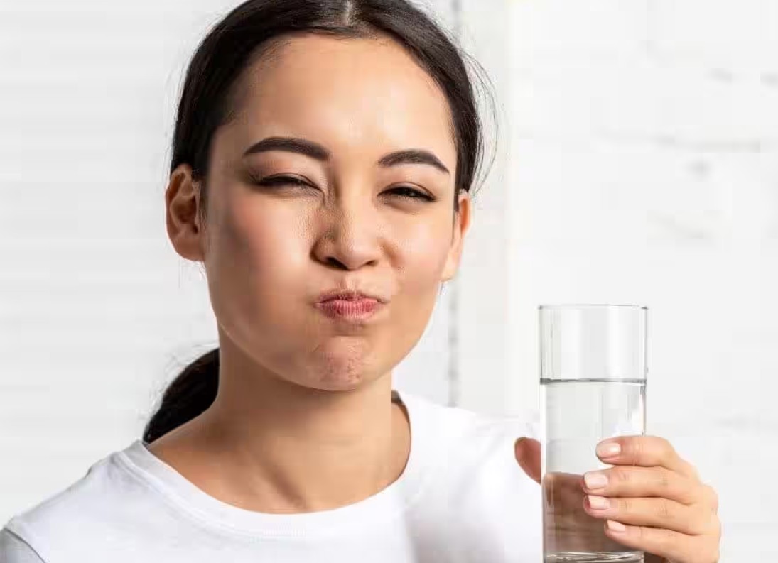 Súc miệng bằng nước muối ấm