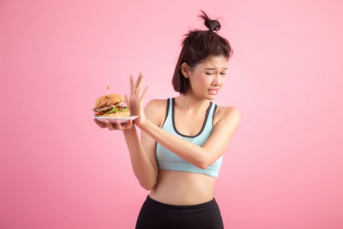 Nếu ăn đồ cứng quá sớm có thể gây khó chịu