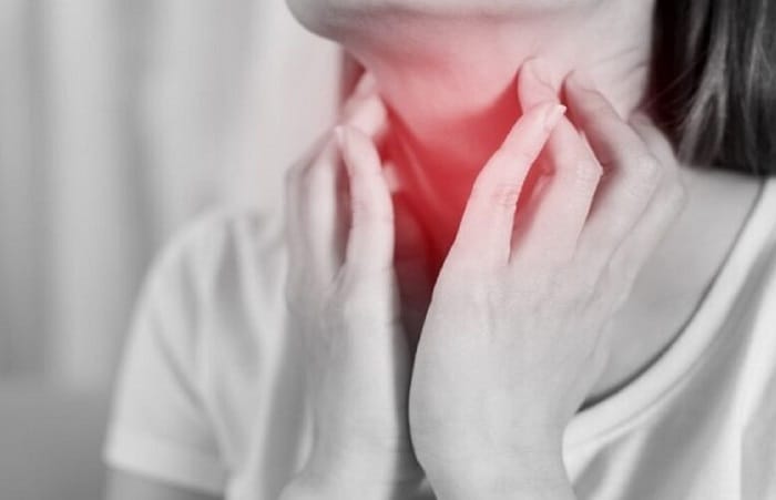 Trào ngược dạ dày gây ra tình trạng họng ngứa, ho rát