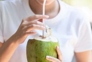 Viêm đại tràng uống nước dừa được không? Chuyên gia giải đáp