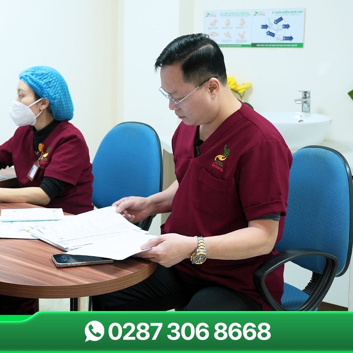 Phòng khám nội soi tiêu hóa Việt trực tiếp TS.BS Đỗ Anh Giang thăm khám cho người bệnh