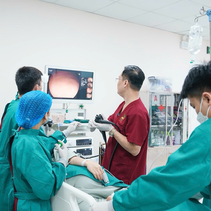 Bác sĩ Đỗ Anh Giang trực tiếp thăm khám cho người bệnh