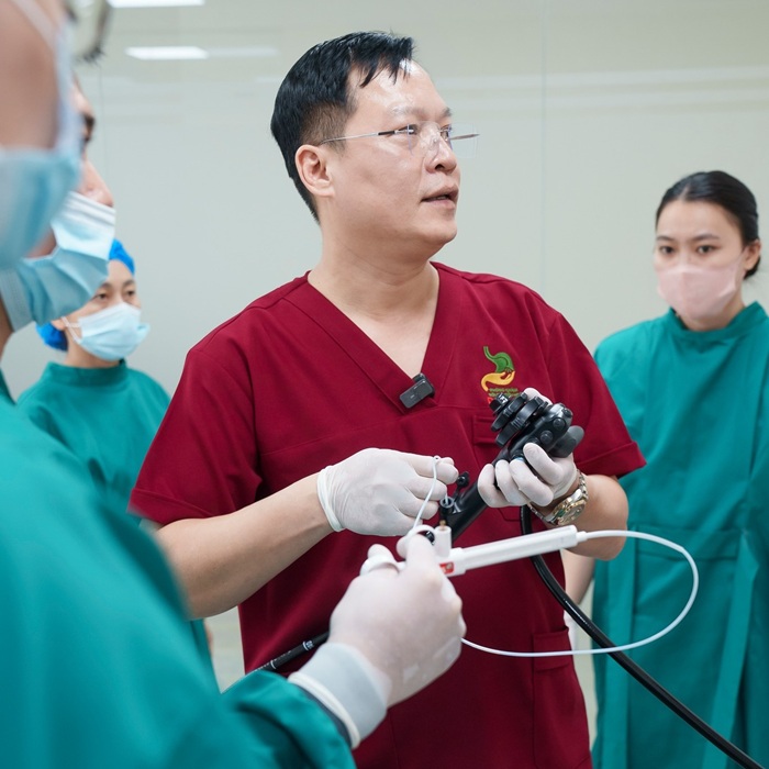 Ts.bs Đỗ Anh Giang trực tiếp thăm khám và nội soi tại tiêu hóa Việt